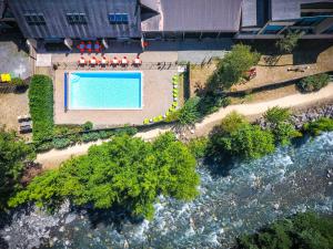 Bazén v ubytování Village Vacances Passion L'Estibère nebo v jeho okolí