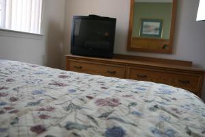 une chambre avec un lit et une télévision sur une commode dans l'établissement Affordable Suites Salisbury, à Salisbury 4 autres photos