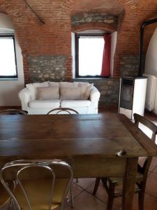 un soggiorno con un tavolo di legno e un divano di La Maison Rose CIR 0244 ad Aosta Altre 15 foto