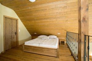 A bed or beds in a room at Panonska Vas Villas