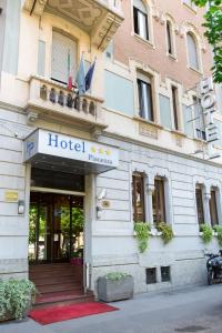 Hotel Piacenza في ميلانو: فندق امام مبنى