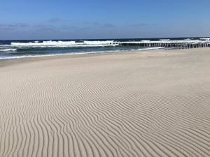 ハウピにあるIrjados-surfの砂浜と海の波紋
