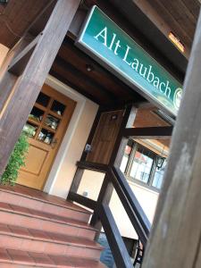 Laubach的住宿－Hotel Restaurant Alt Laubach，建筑物前的标志