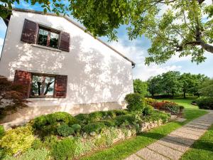 Casa blanca con ventanas y jardín en Villa Beatrice, en Verona