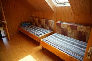 מיטה או מיטות בחדר ב-Vecmuižas