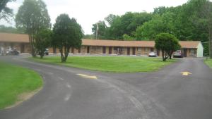 an empty road in front of a building at Westgate Motel in Youngstown