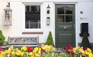 诺尔贝克Walnut Lodge Bed & Breakfast的鲜花房子上的绿门