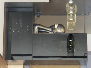 una vetrina con un oggetto argentato e un vaso di Apartment Naturist Cap In Loft a Cap d'Agde