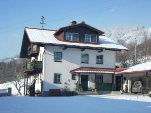 エーベン・イム・ポンガウにあるSimonlehengutの雪褐色の屋根の白い家