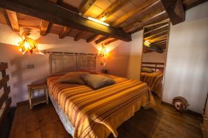 ein Schlafzimmer mit einem großen Bett in einem Zimmer in der Unterkunft Villa il Poderino in Marina di Campo