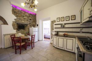eine Küche mit einem Tisch und einer Steinmauer in der Unterkunft Villa il Poderino in Marina di Campo