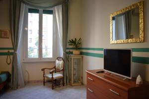 ローマにあるアイ ペタリ ゲスト ハウスのリビングルーム(テレビ、椅子付)
