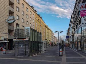 een lege straat met gebouwen en een gebouw bij Kepler Home in Wenen