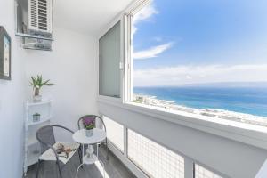 uma varanda com uma mesa e vista para o oceano em FM Apartments em Split