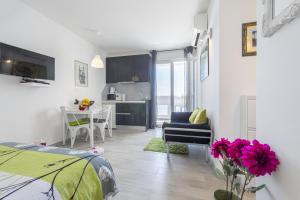 um quarto com uma cama, uma mesa e uma cozinha em FM Apartments em Split