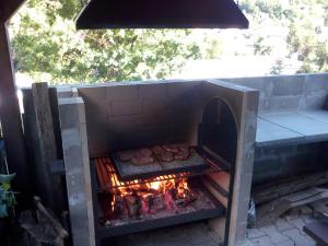 een bakstenen oven met eten erin. bij Penzion Lida in Srbsko