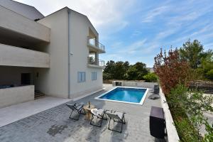 Bazén v ubytování Apartmani Iva nebo v jeho okolí