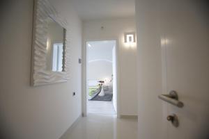 Postel nebo postele na pokoji v ubytování Studio-Apartment VAL - Luxury massage chair - Private SPA- Hot Tub, Infrared Sauna, , Parking with video surveillance, Entry with PIN 0 - 24h, FREE CANCELLATION 24 hours before Check In + 32 fotografií