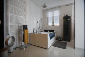 TV a/nebo společenská místnost v ubytování Studio-Apartment VAL - Luxury massage chair - Private SPA- Hot Tub, Infrared Sauna, , Parking with video surveillance, Entry with PIN 0 - 24h, FREE CANCELLATION 24 hours before Check In, Premium pillows and mattress