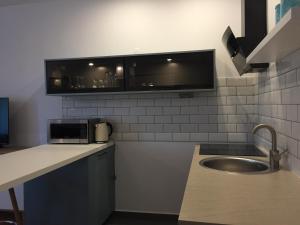 Kuchyňa alebo kuchynka v ubytovaní Apartamenty Blisko Plaży Podczele