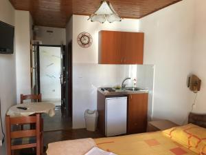 Η κουζίνα ή μικρή κουζίνα στο Apartments Upitnik +44 φωτογραφίες