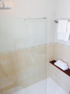 プエルト・カレロにあるCasa Puerto Azulのバスルーム(ガラスドア付きのシャワー付)