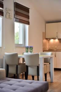 Kuchyň nebo kuchyňský kout v ubytování Apartmani Iva
