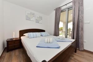 Postel nebo postele na pokoji v ubytování Apartmani Iva + 37 fotografií