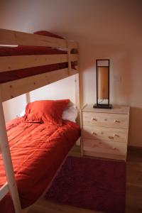 Poschodová posteľ alebo postele v izbe v ubytovaní Alojamiento Losillas 2