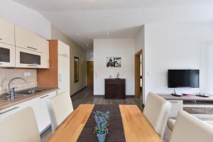 Kuchyň nebo kuchyňský kout v ubytování Apartmani Iva