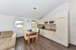 Kuchyň nebo kuchyňský kout v ubytování Apartmani Iva