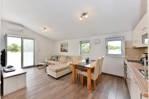 Kuchyň nebo kuchyňský kout v ubytování Apartmani Iva