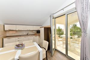 Kuchyň nebo kuchyňský kout v ubytování Apartmani Iva