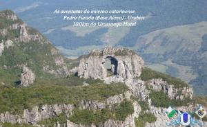 uma imagem de uma montanha com uma caverna sobre ela em Urussanga Hotel em Urussanga