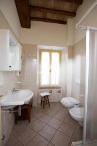 A bathroom at Hotel Palazzo Brunamonti