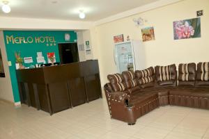 una hall con divano in pelle in un negozio di Hotel Meflo Chachapoyas a Chachapoyas