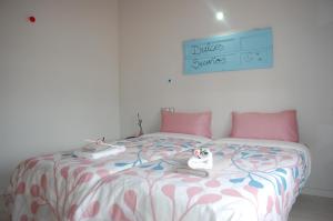 a bedroom with a large bed with pink pillows at Apartamentos La Harinera in Torres de Albarracín