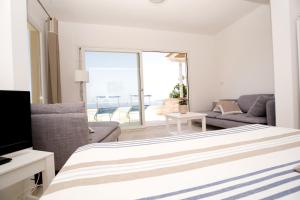 una camera da letto con un letto e un soggiorno di Villa Le Terrazze plus Pool a Gagliano del Capo