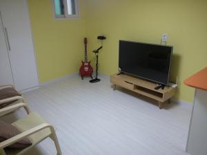 TV a/nebo společenská místnost v ubytování Cobe Guesthouse Dongdaemun