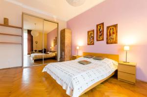 Postel nebo postele na pokoji v ubytování Fantasia Apartments