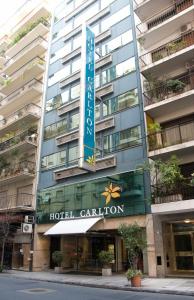 um aviso de hotel em frente a um edifício em Hotel Solans Carlton em Buenos Aires
