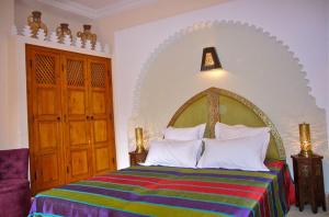 Ein Bett oder Betten in einem Zimmer der Unterkunft Riad Rabahsadia