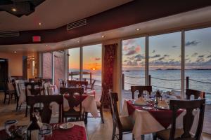 The Villas at Simpson Bay Resort tesisinde bir restoran veya yemek mekanı
