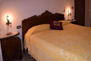 a bedroom with a bed with a pillow on it at Bed & Breakfast Alice in Valderice