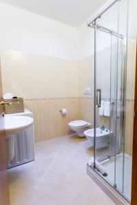 een badkamer met een douche, een toilet en een wastafel bij CIVICO 47 in Monopoli