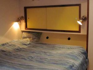 una camera da letto con un grande specchio sopra il letto di Zeilschip Fortuna a Medemblik