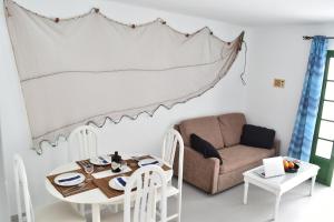 O zonă de relaxare la Puerto del Carmen center - New Apartment by the pool and private parking