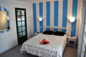 Un pat sau paturi într-o cameră la Puerto del Carmen center - New Apartment by the pool and private parking +14 fotografii