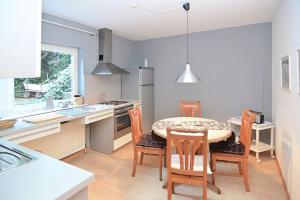 uma cozinha com mesa e cadeiras num quarto em Ambiente em Homberg