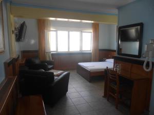 Televízia a/alebo spoločenská miestnosť v ubytovaní Hotel Admitos